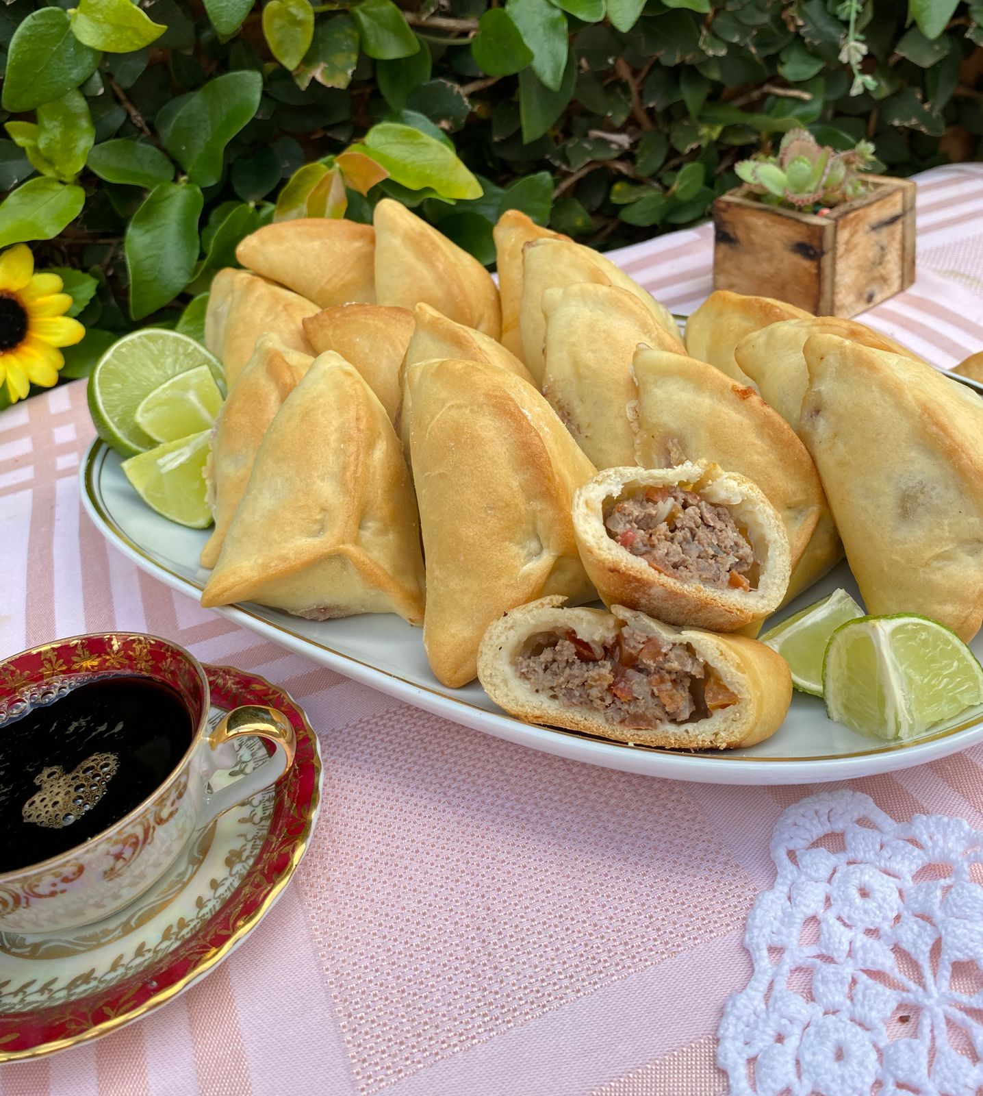 Foto esfihas de carne